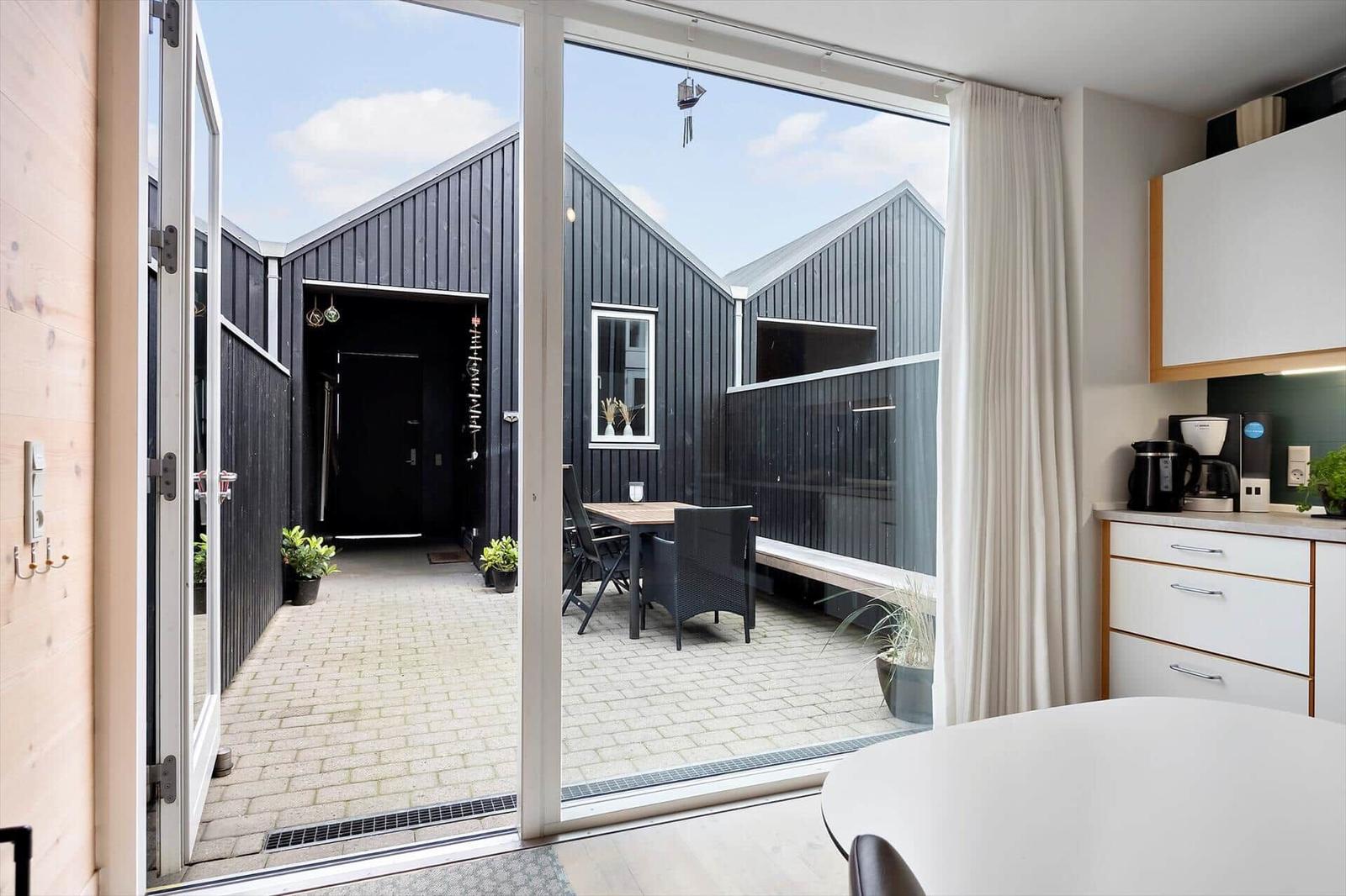 Stueplan zeigt Küche, Bad, Schlafzimmer und Treppenhaus mit Kompass.