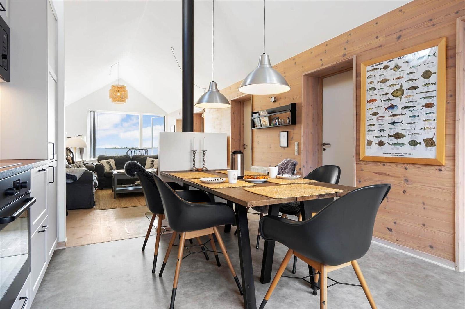 Gebäudegrundriss mit Garage, Schlafzimmern, Küche und Badezimmer.