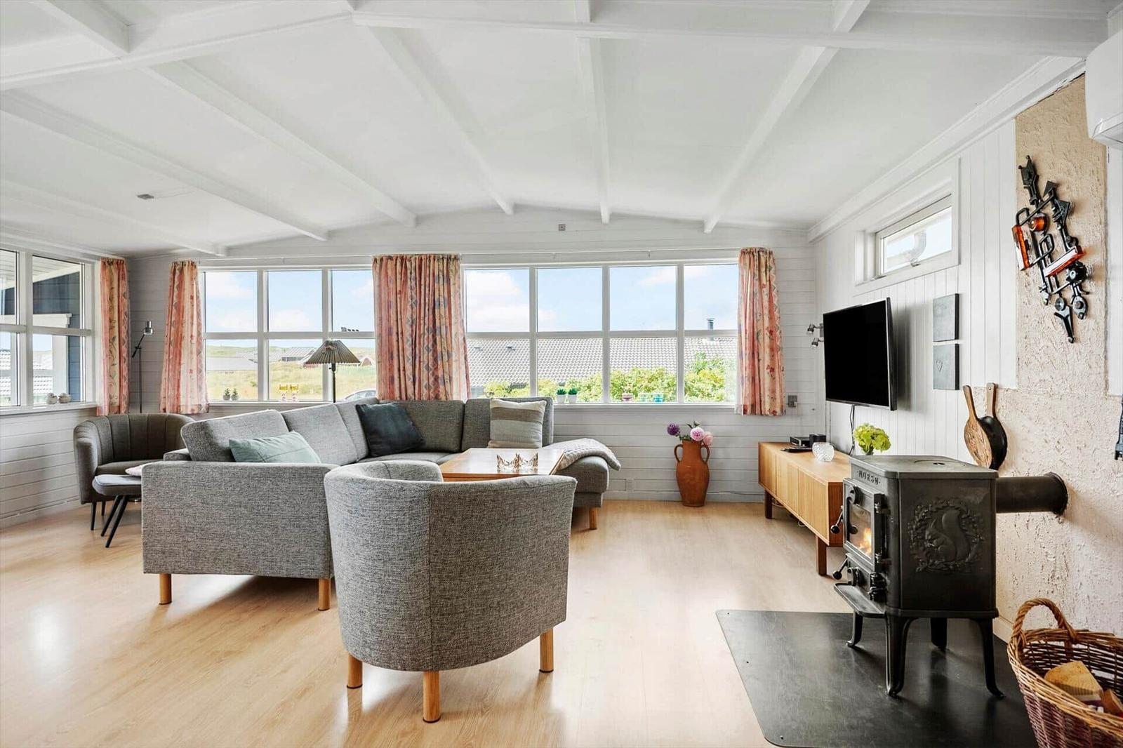 Wohnung mit Küche, Schlafzimmer, Bad und Sauna. Privater Eingangsbereich.