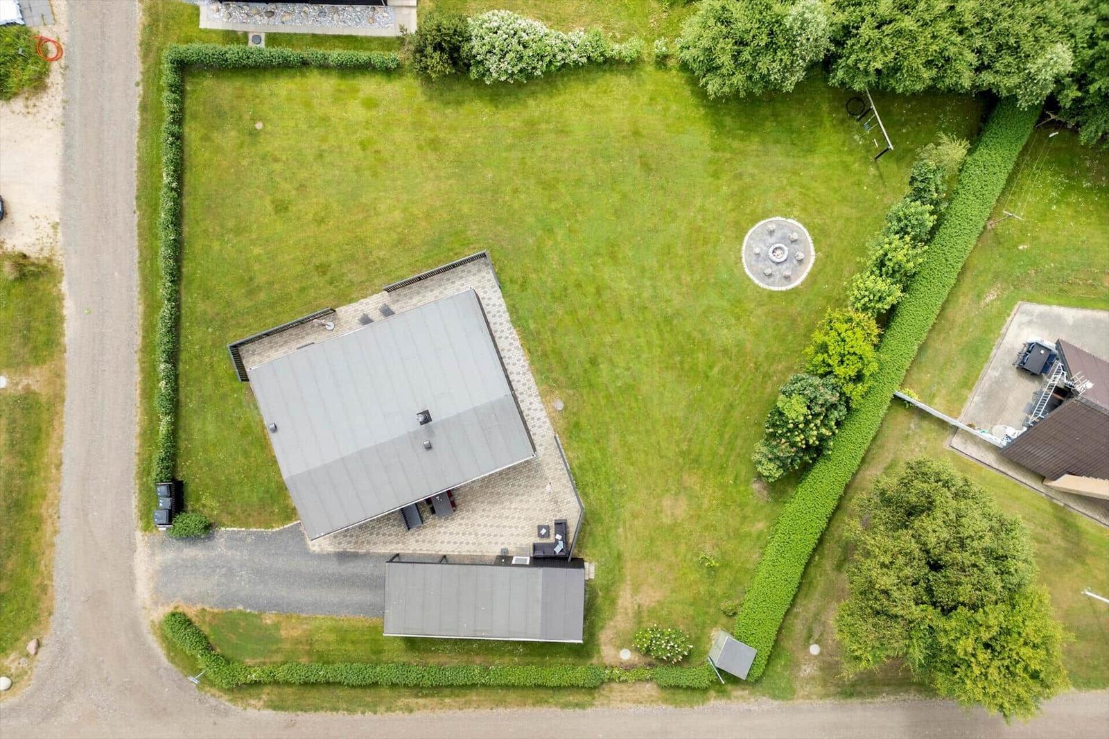 Funktionaler Grundriss mit Schlafzimmer, Küche und Carport.