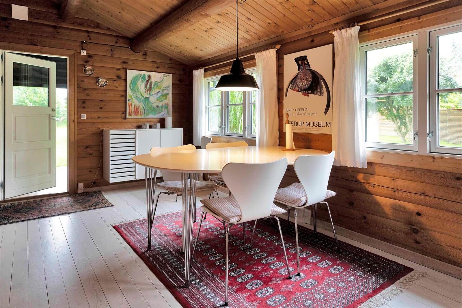 Holzvertäfelte Wand, Tür zum Garten, Fenster, Esstisch, Teppich, Kühlschrank