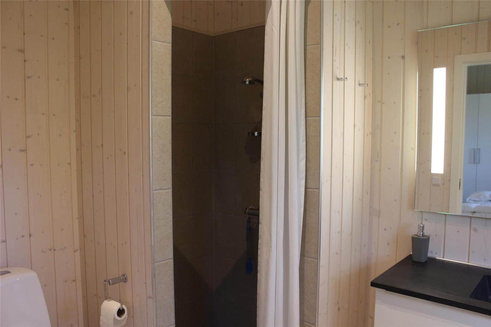 Wohnung mit Küche, Wohnzimmer, zwei Schlafzimmern und Bad.