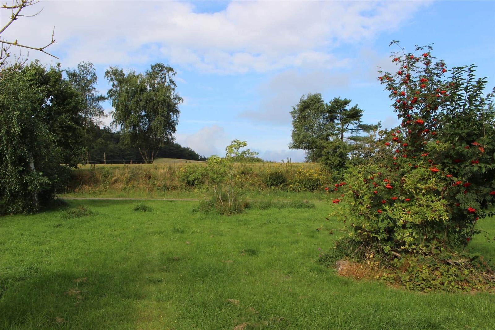 Badezimmer mit Spiegel, Waschbecken und Fenster
