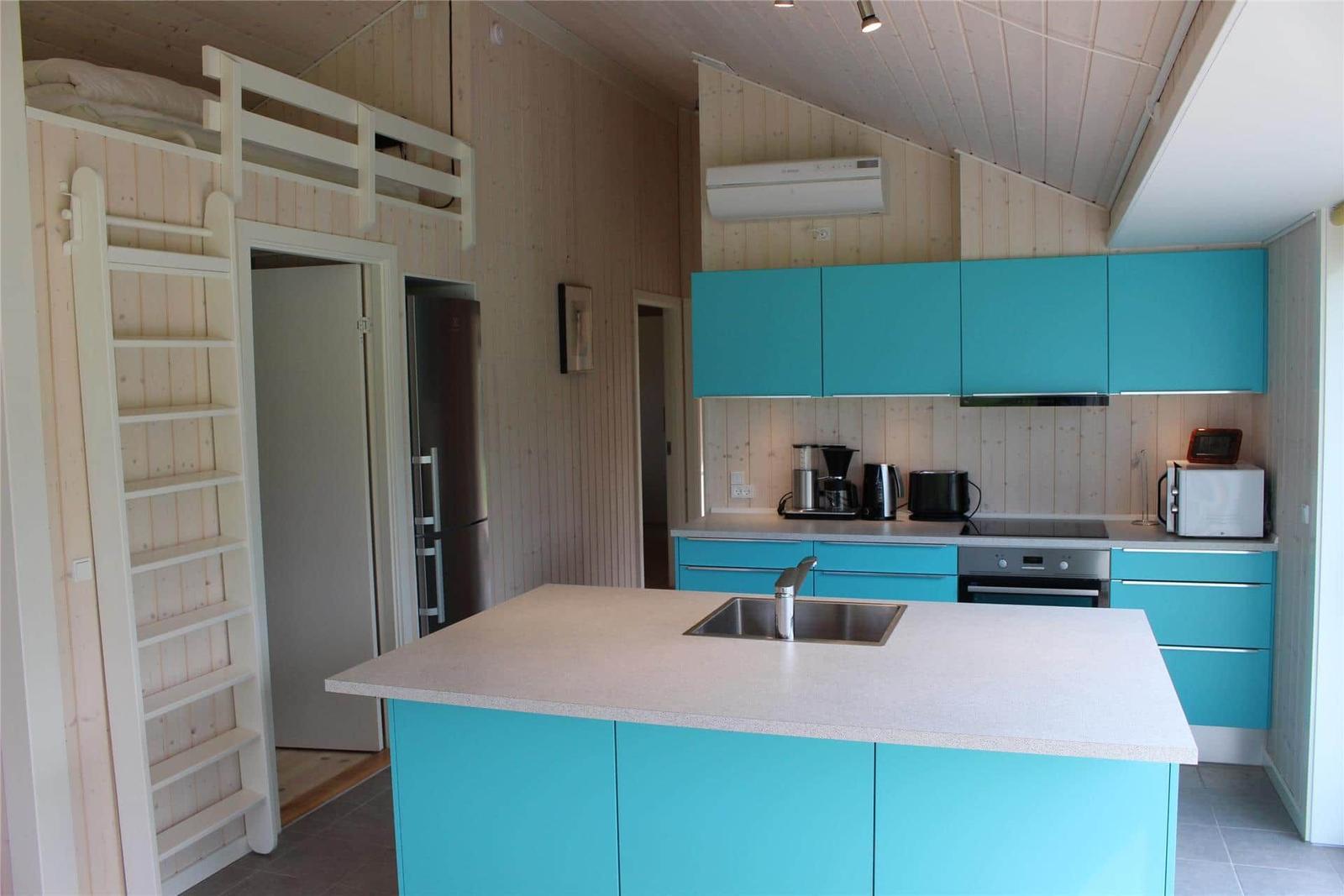 Wohnraum mit Holzwand, Waschmaschine und Trockner.