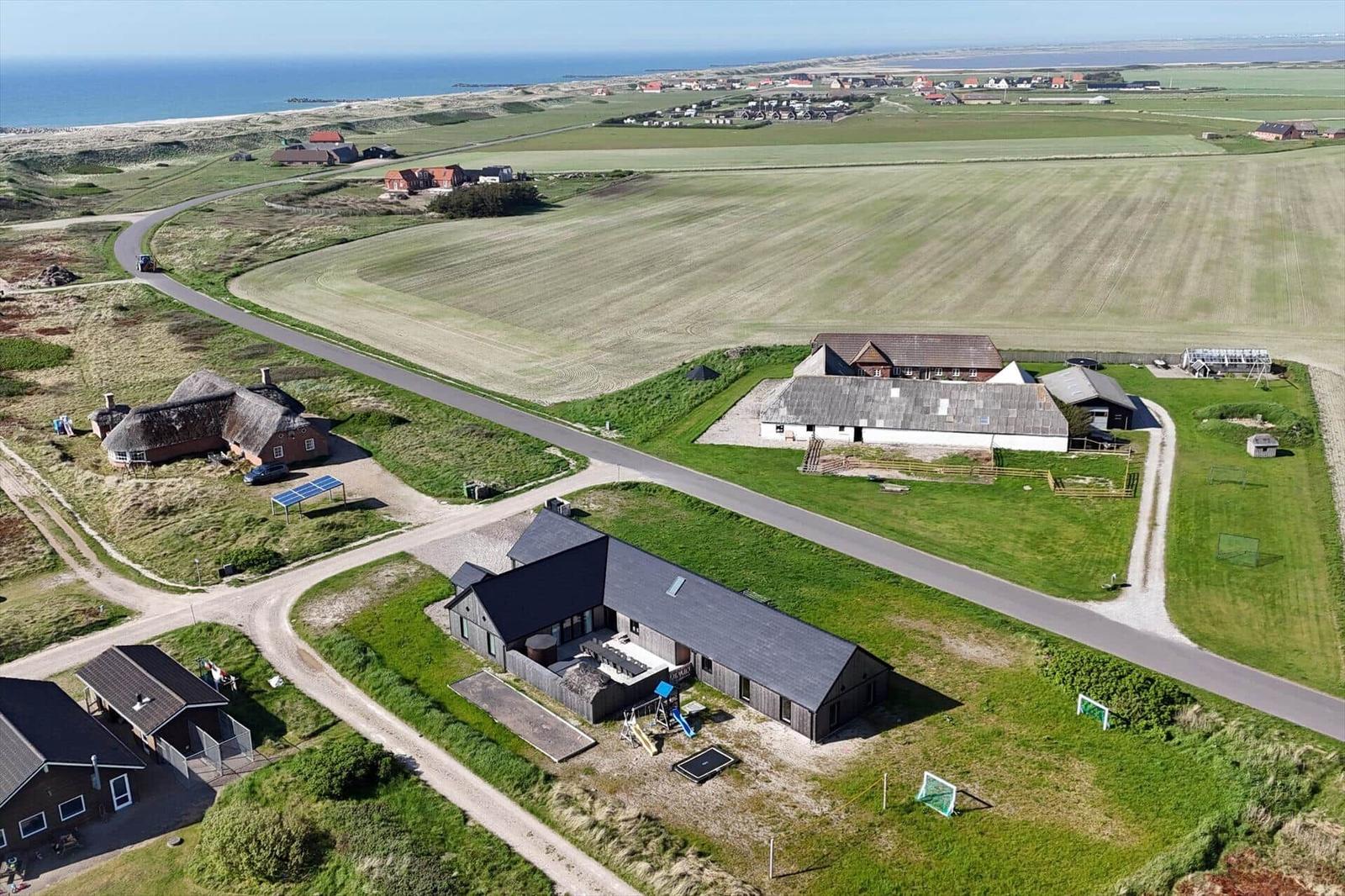 Grundriss des ersten Stocks mit Raumbezeichnungen und Kompass.