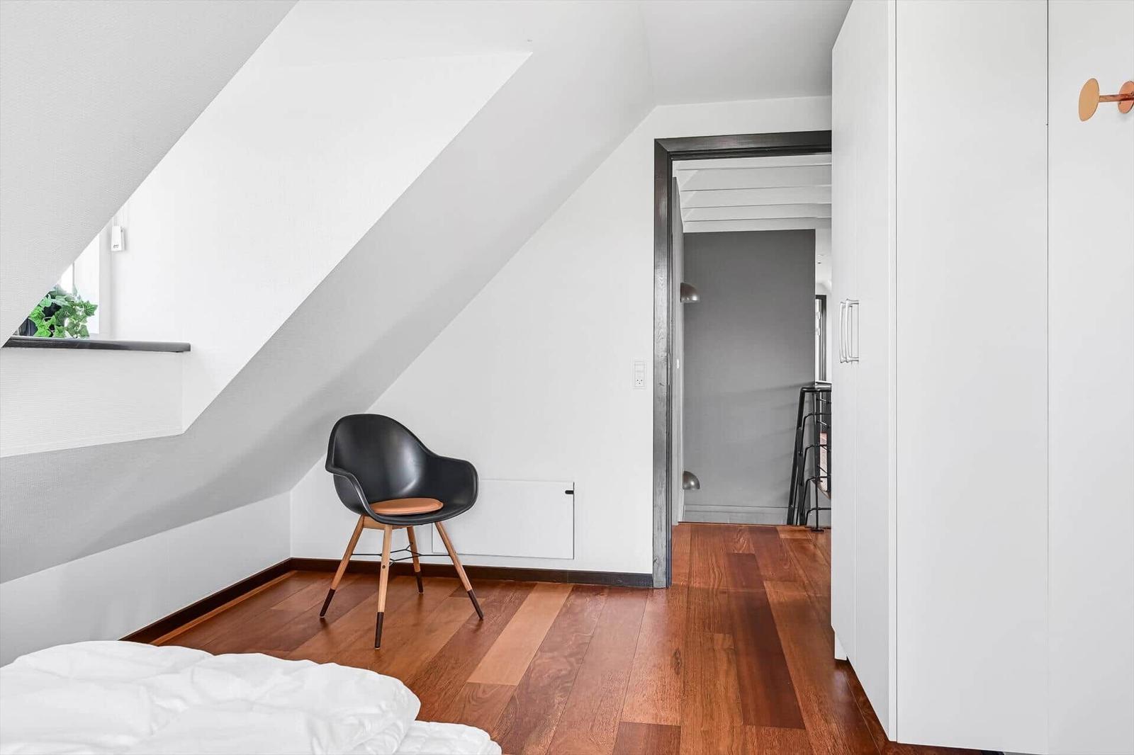 Funktionaler Grundriss mit Pool, Schlafzimmer und Küche.