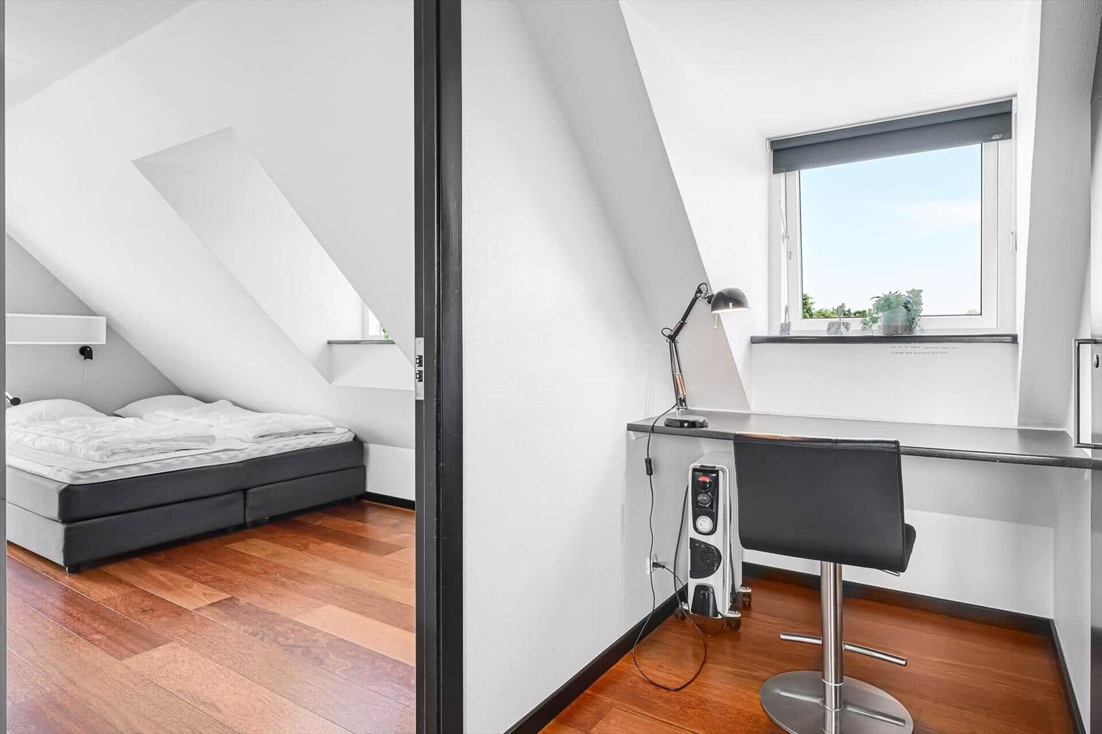Dies ist die Grundrisszeichnung einer Ferienwohnung mit mehreren Schlafzimmern und einem Bad.