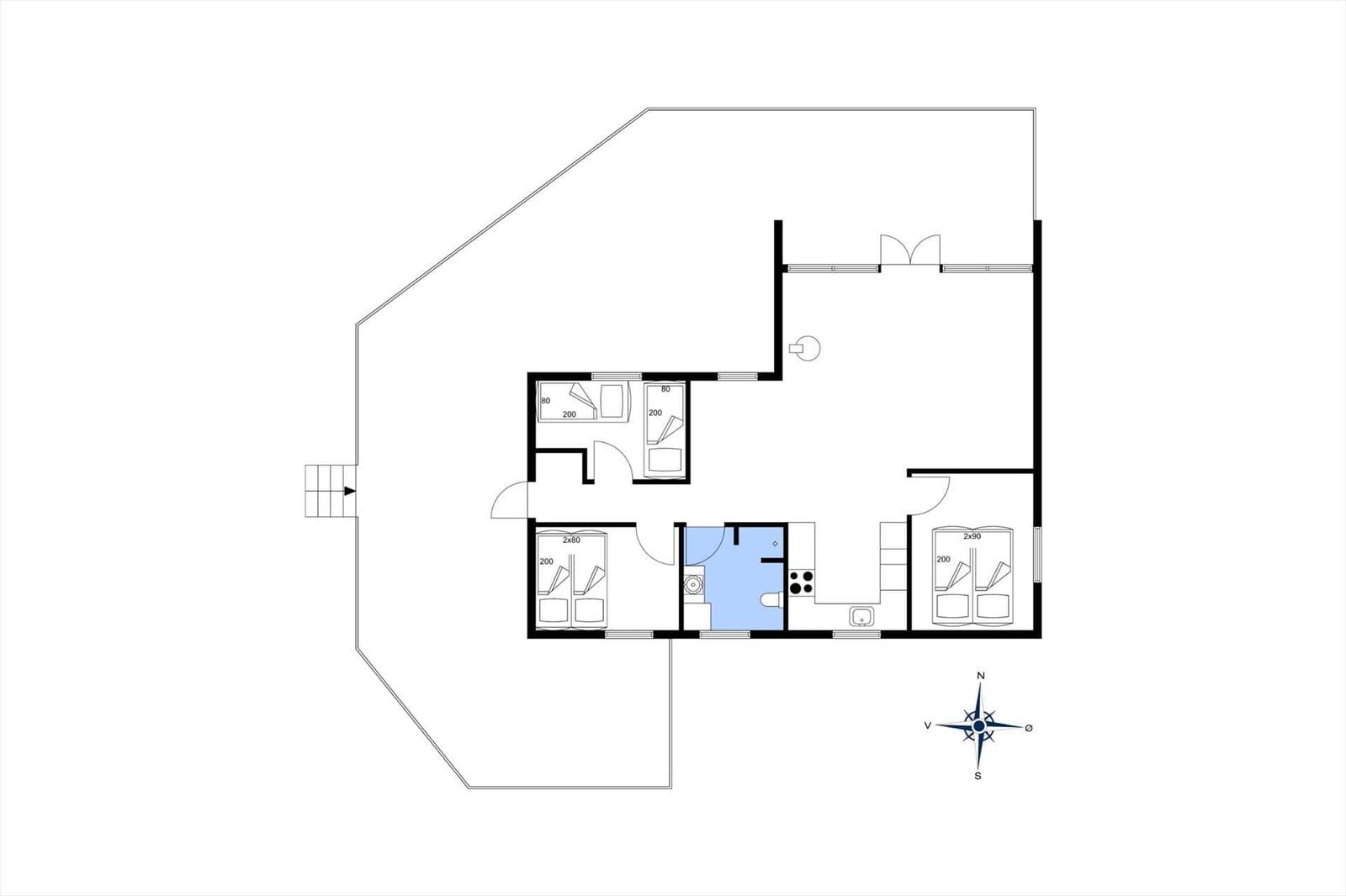 Wohnung mit vier Schlafzimmern, Küche und Bad. Flur mit Treppe.