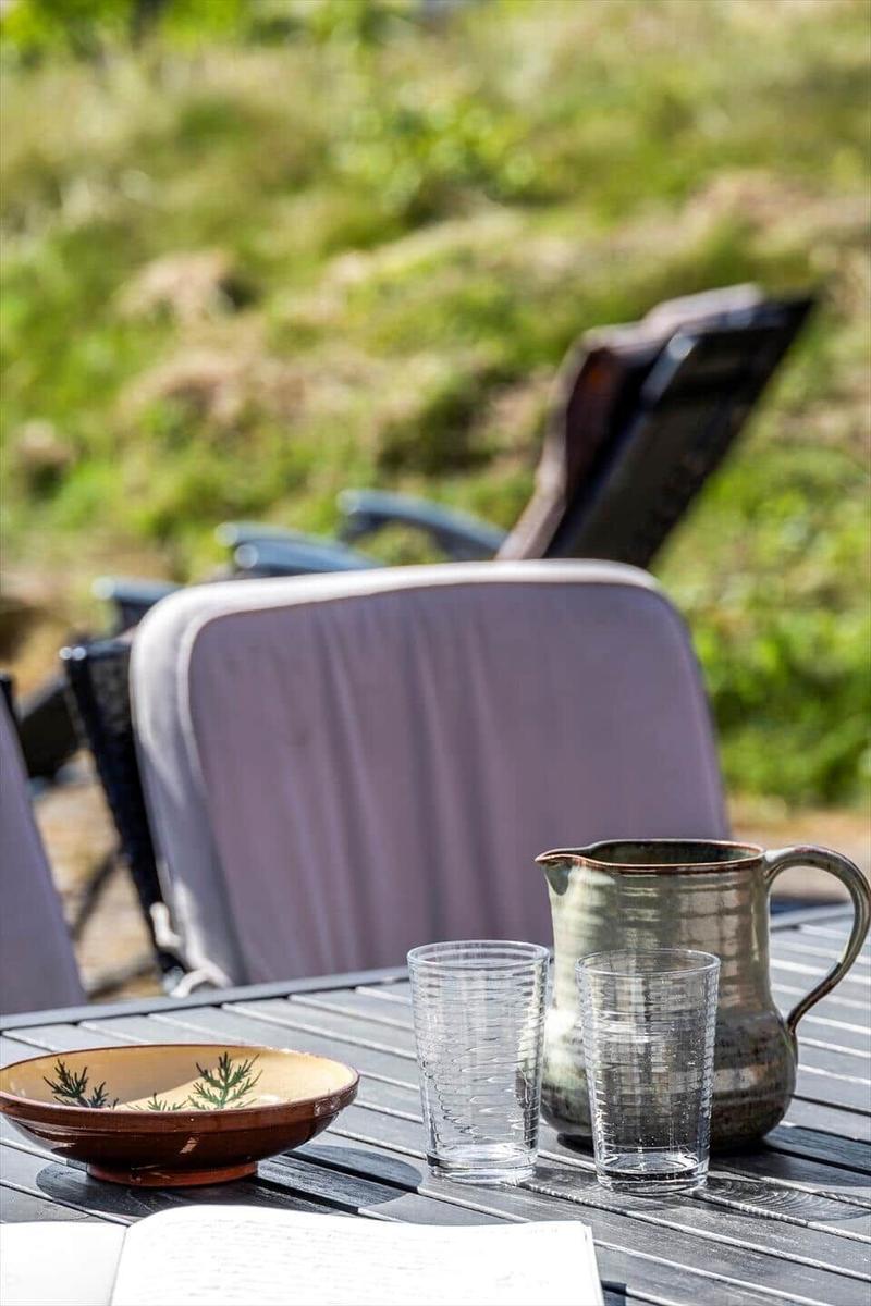 Schlafzimmer mit Holzwand und Dachschräge, Doppelbett und Nachttisch