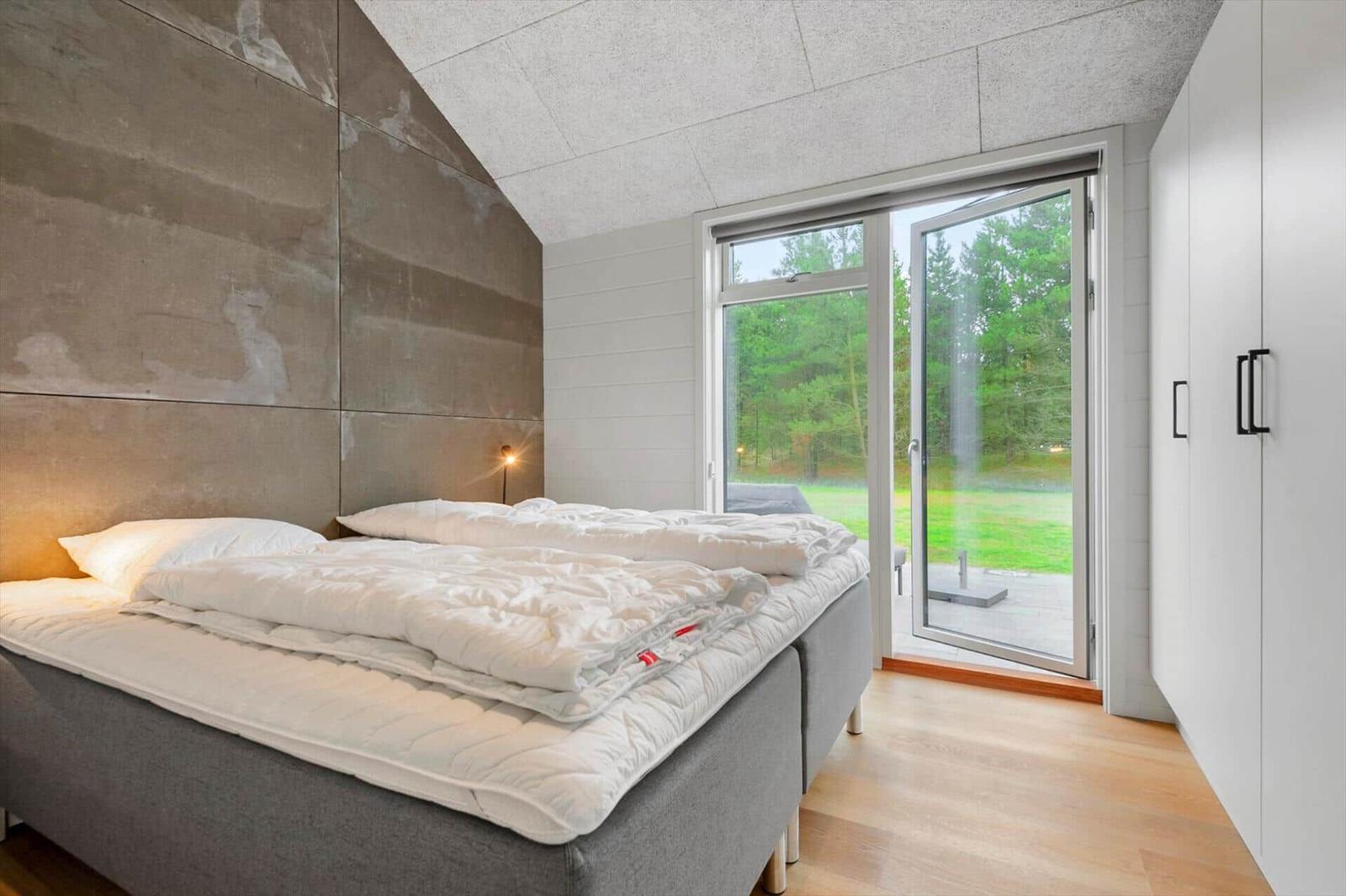 Apartment with three bedrooms, kitchen, and bathroom. Skur/Schuppen available.