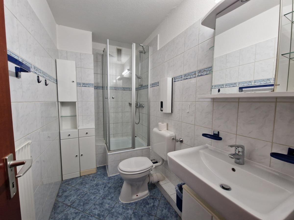 Modernes Badezimmer mit Dusche und Waschbecken