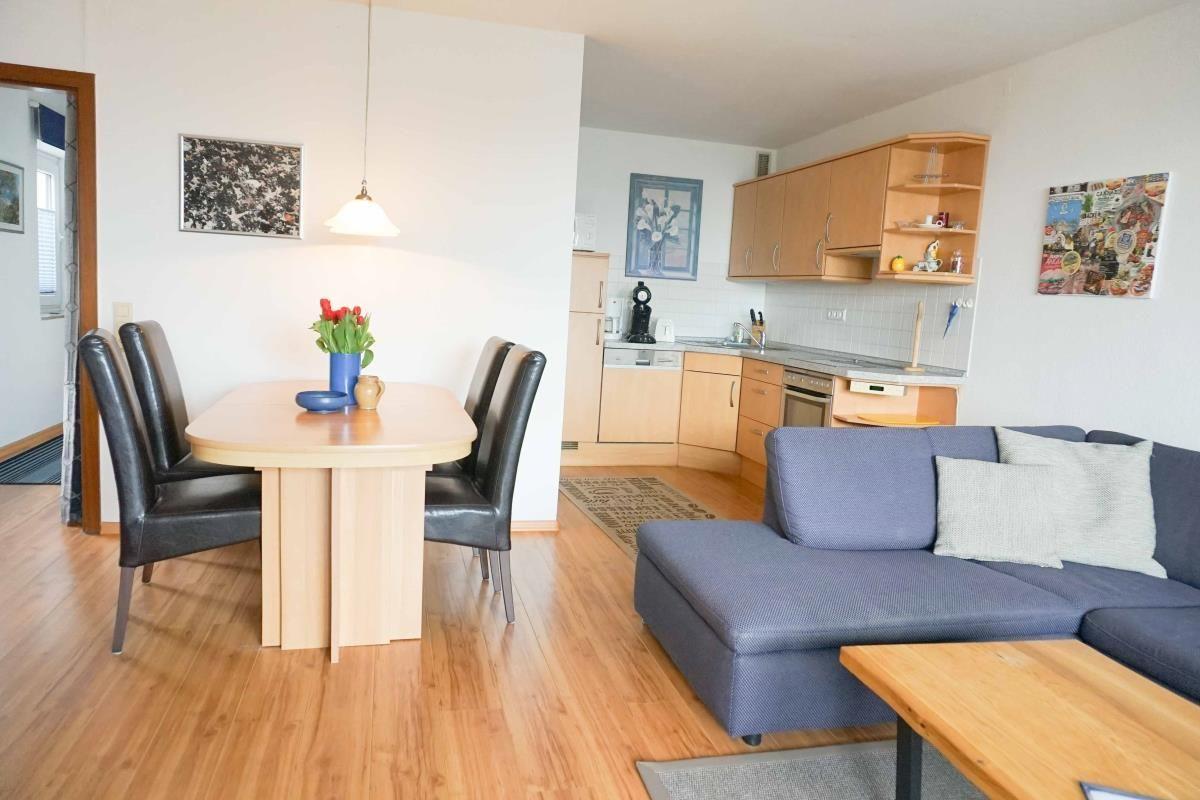 Moderne Küche mit Essbereich und Sofa