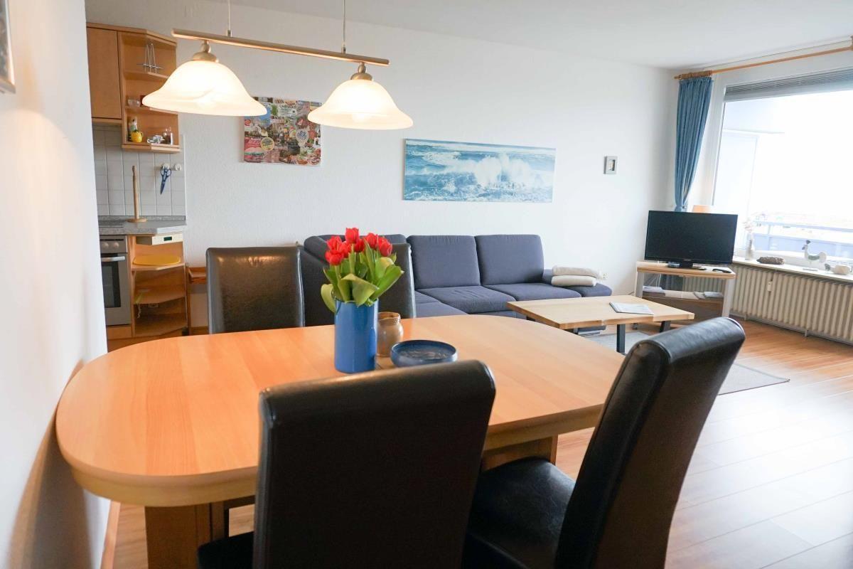 Gemütliches Wohnzimmer mit Sofa und Esstisch