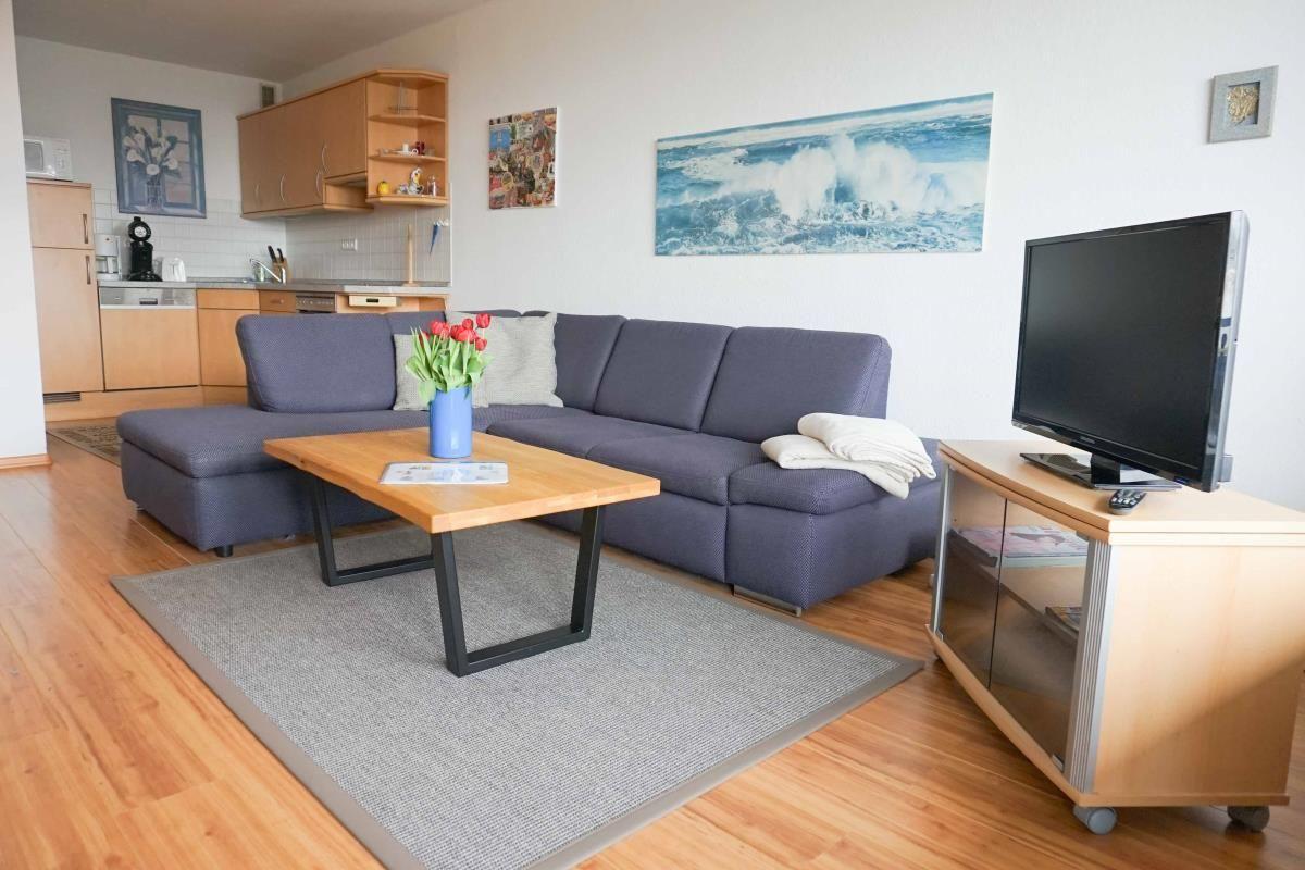 Gemütliches Wohnzimmer mit Sofa und Fernseher