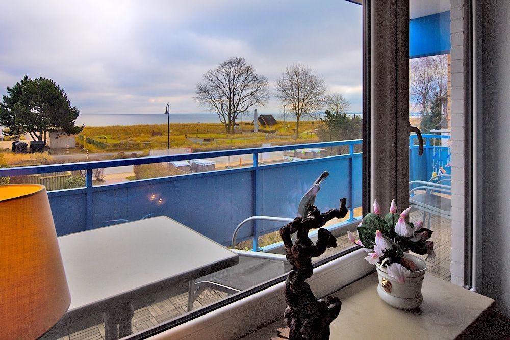 Terrasse mit Blick auf die Wiese