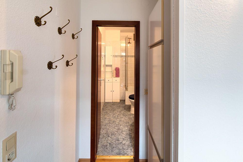 Durchgang zum Badezimmer mit Garderobenhaken