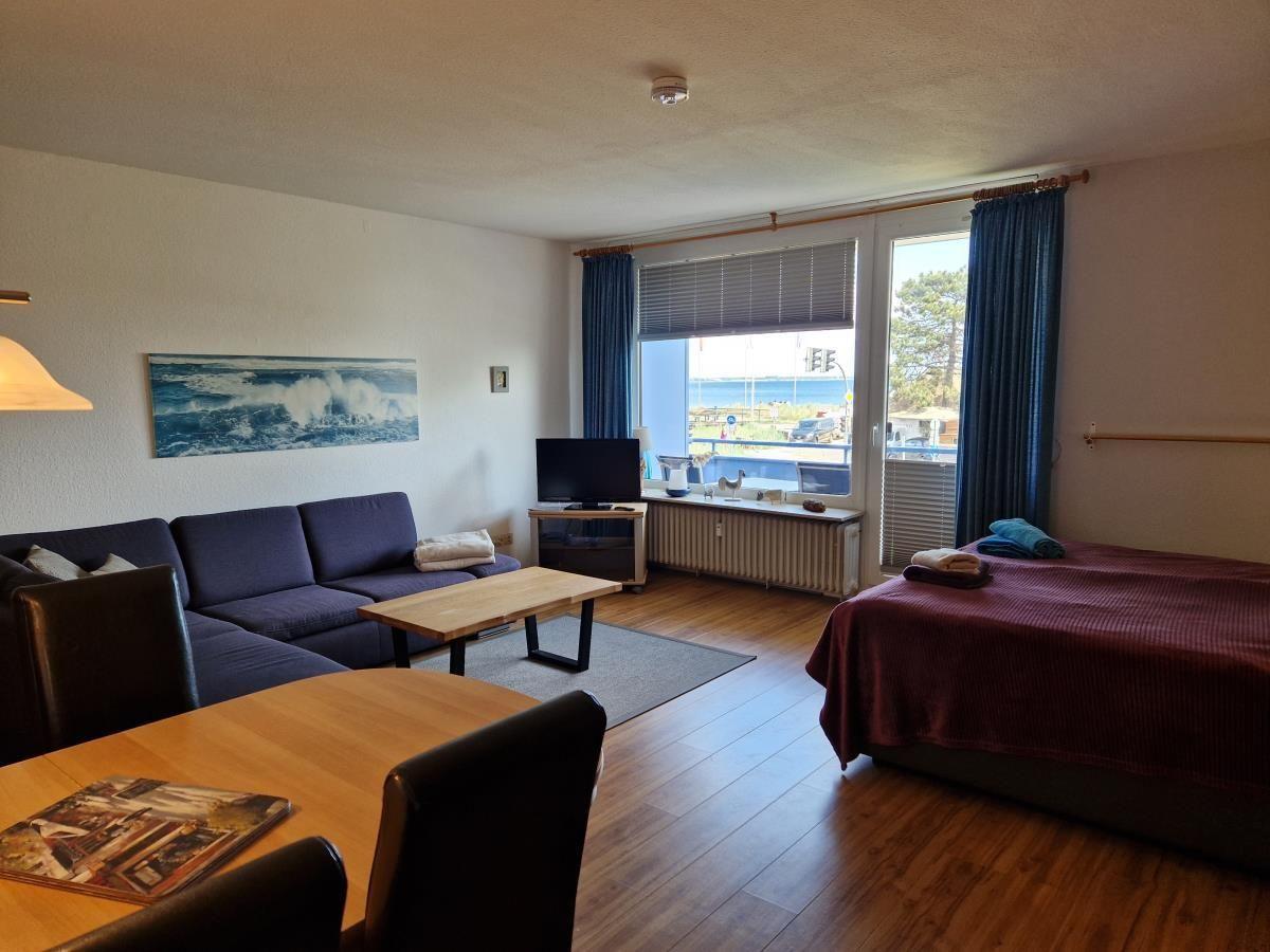 Gemütlicher Wohnbereich mit Sofa und Fernseher