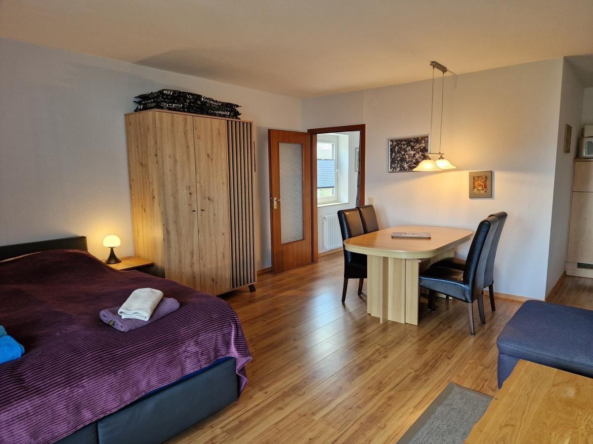 Schlafzimmer mit Doppelbett und Esstisch