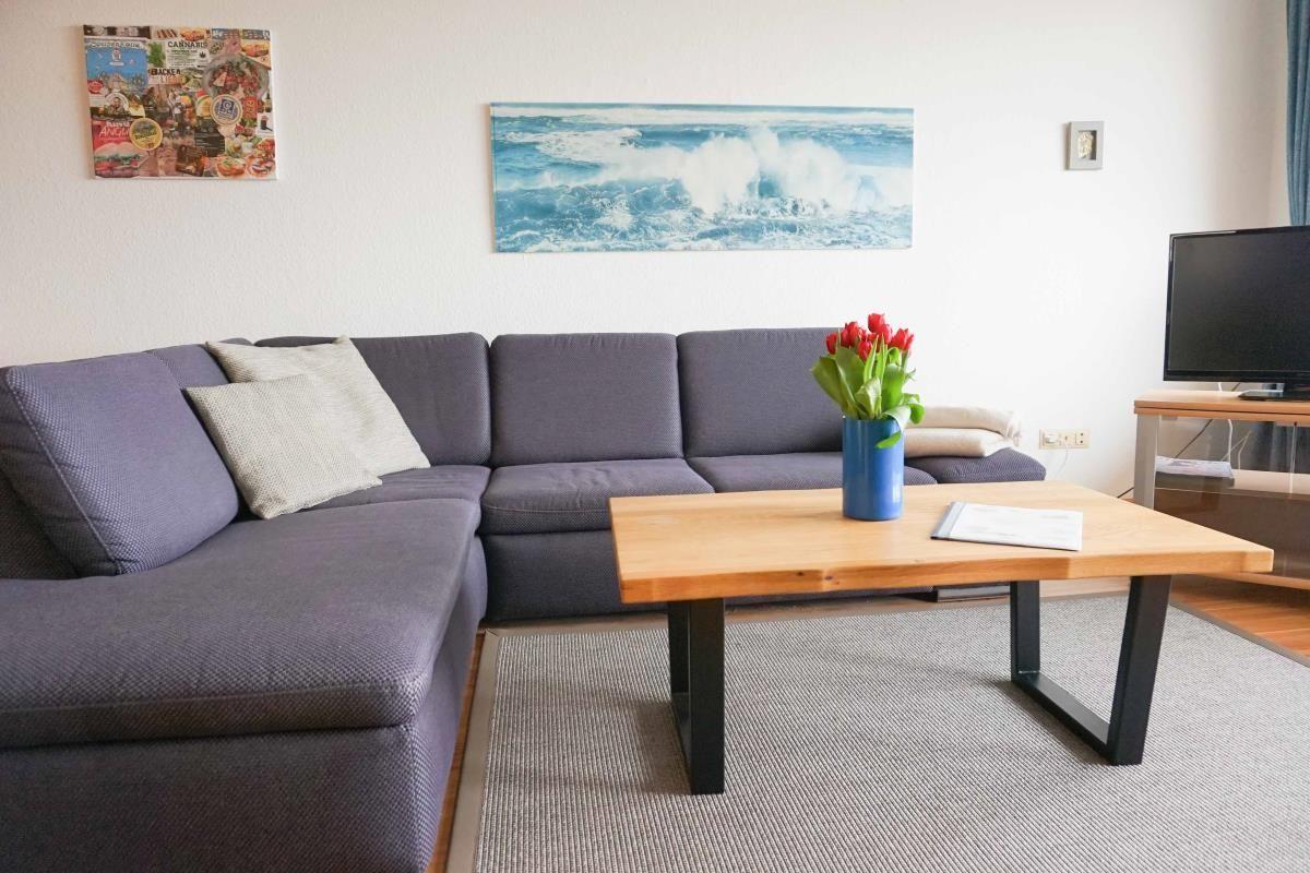 Gemütliches Wohnzimmer mit Sofa und TV
