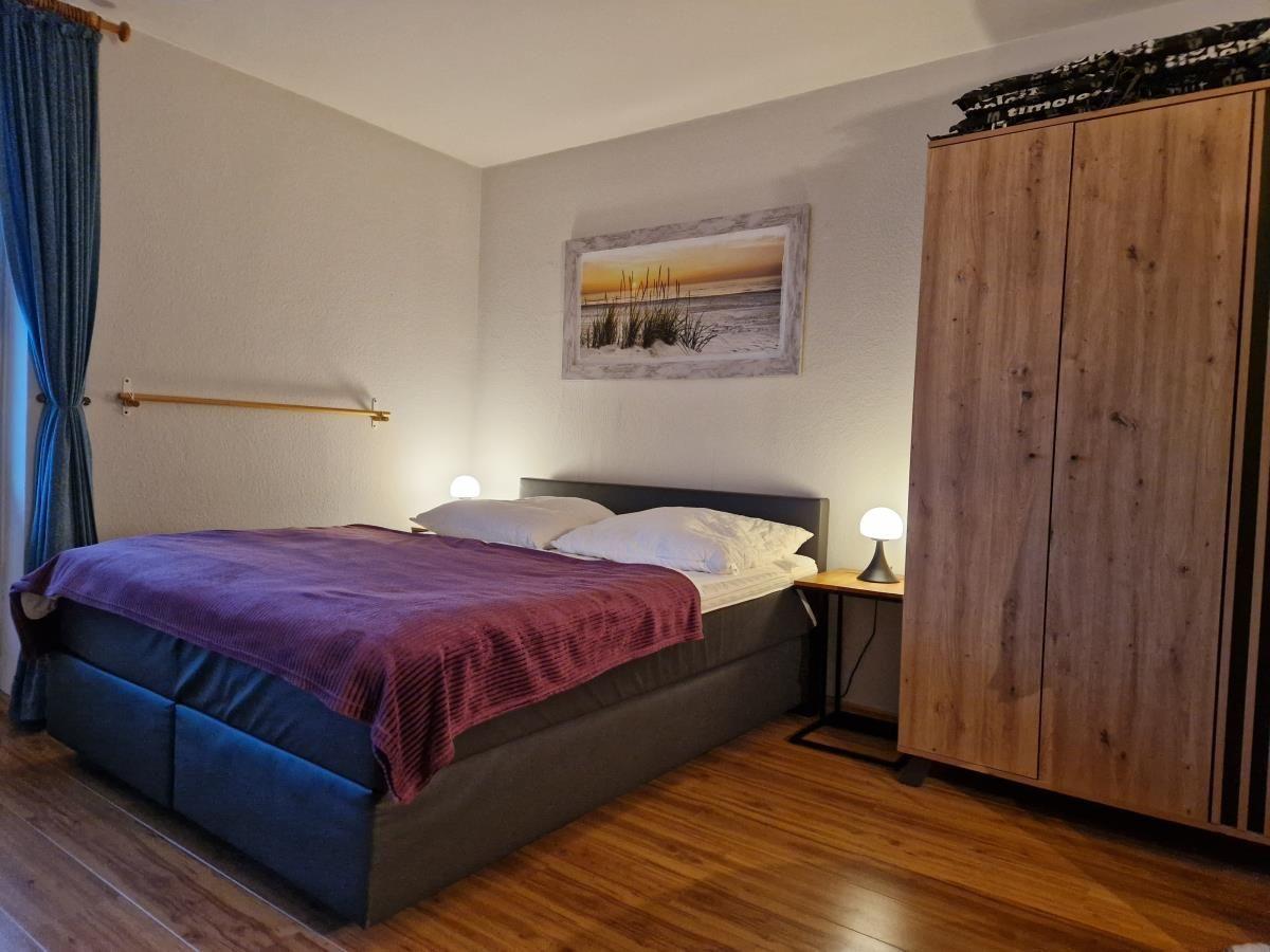 Schlafzimmer mit Doppelbett und Schrank