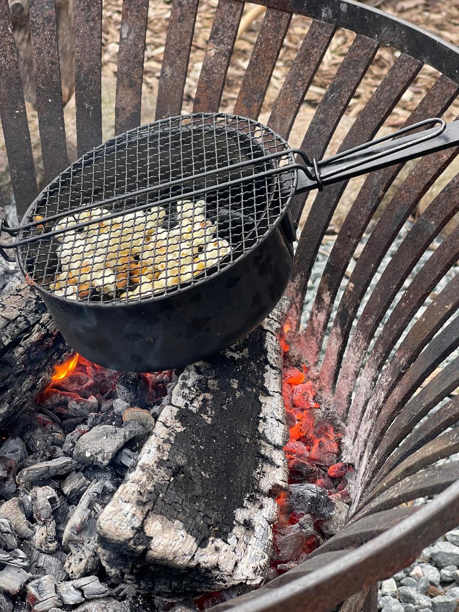 Süßer Nachtisch beim Stockbrot
