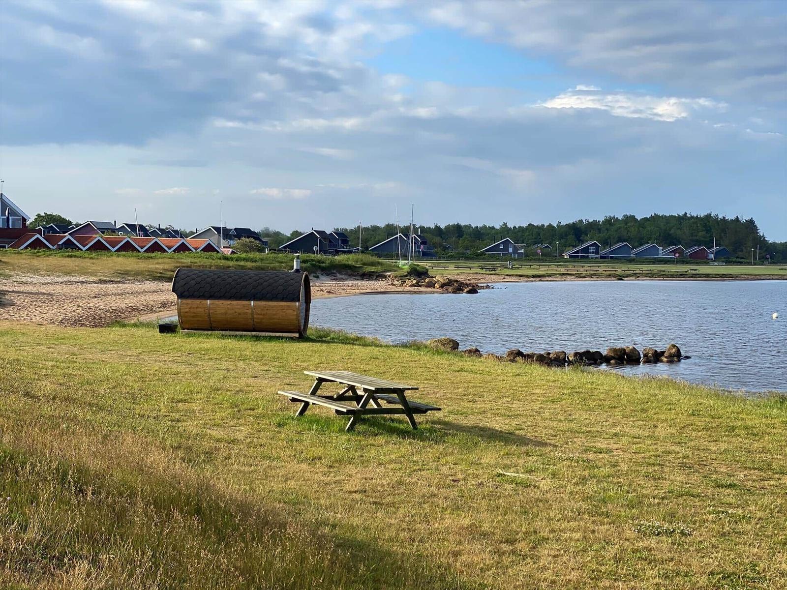 Hafen mit Booten und kleinen Häusern an der Wasserkante.