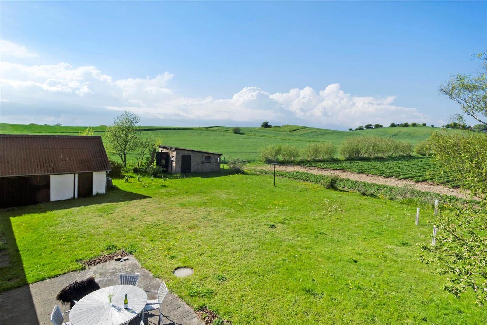 Stueplan zeigt Wohnraum, Küche, Bad und Treppenhaus mit Kompass.