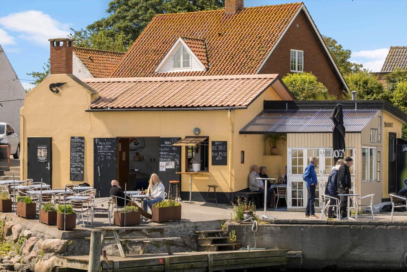 Grasfläche mit Tisch, Stuhl und Tor am Meer