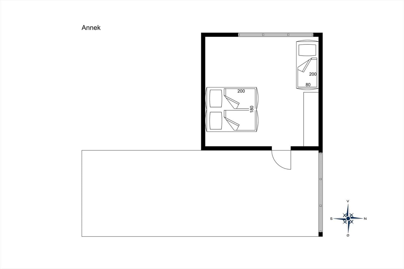 Seeufer mit Haus, Bäumen und Blumen im Vordergrund.