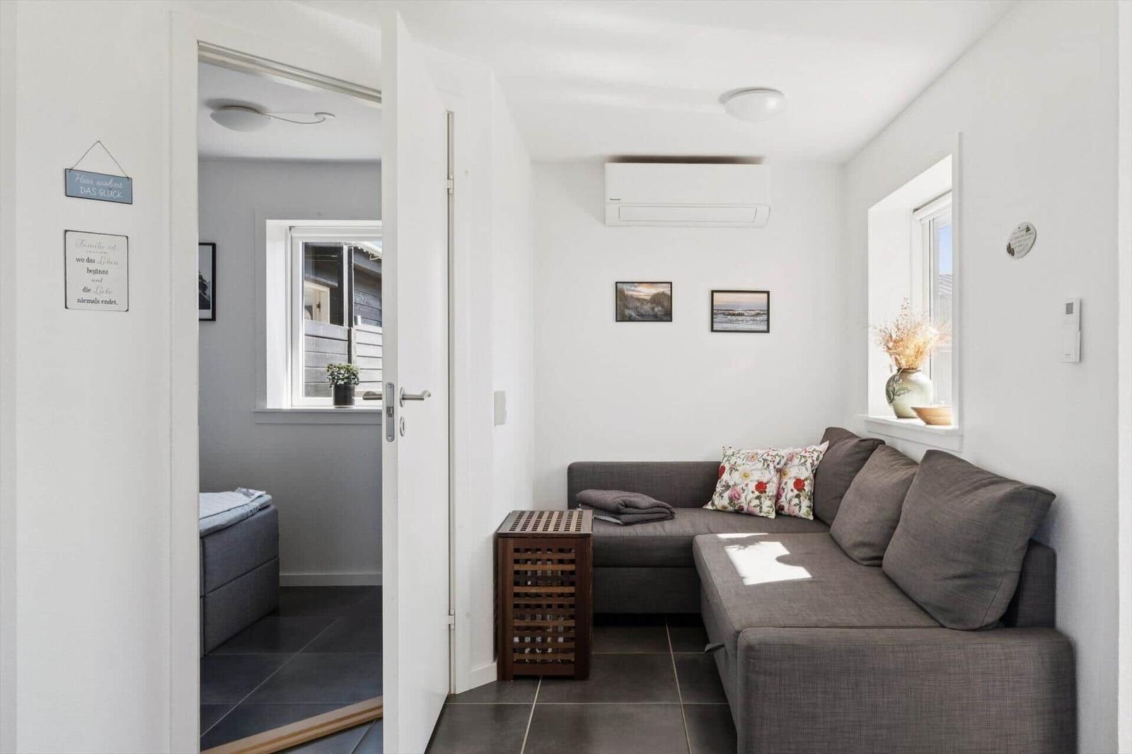 Wohnung mit Küche, Bad und zwei Schlafzimmern. Eine Zimmer mit 2x90 cm Betten, das andere mit 140 cm Bett.
