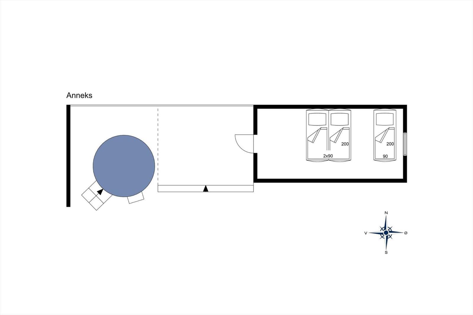 Moderne Ferienhaus mit Balkon, Garten und Hängematten unter Bäumen.