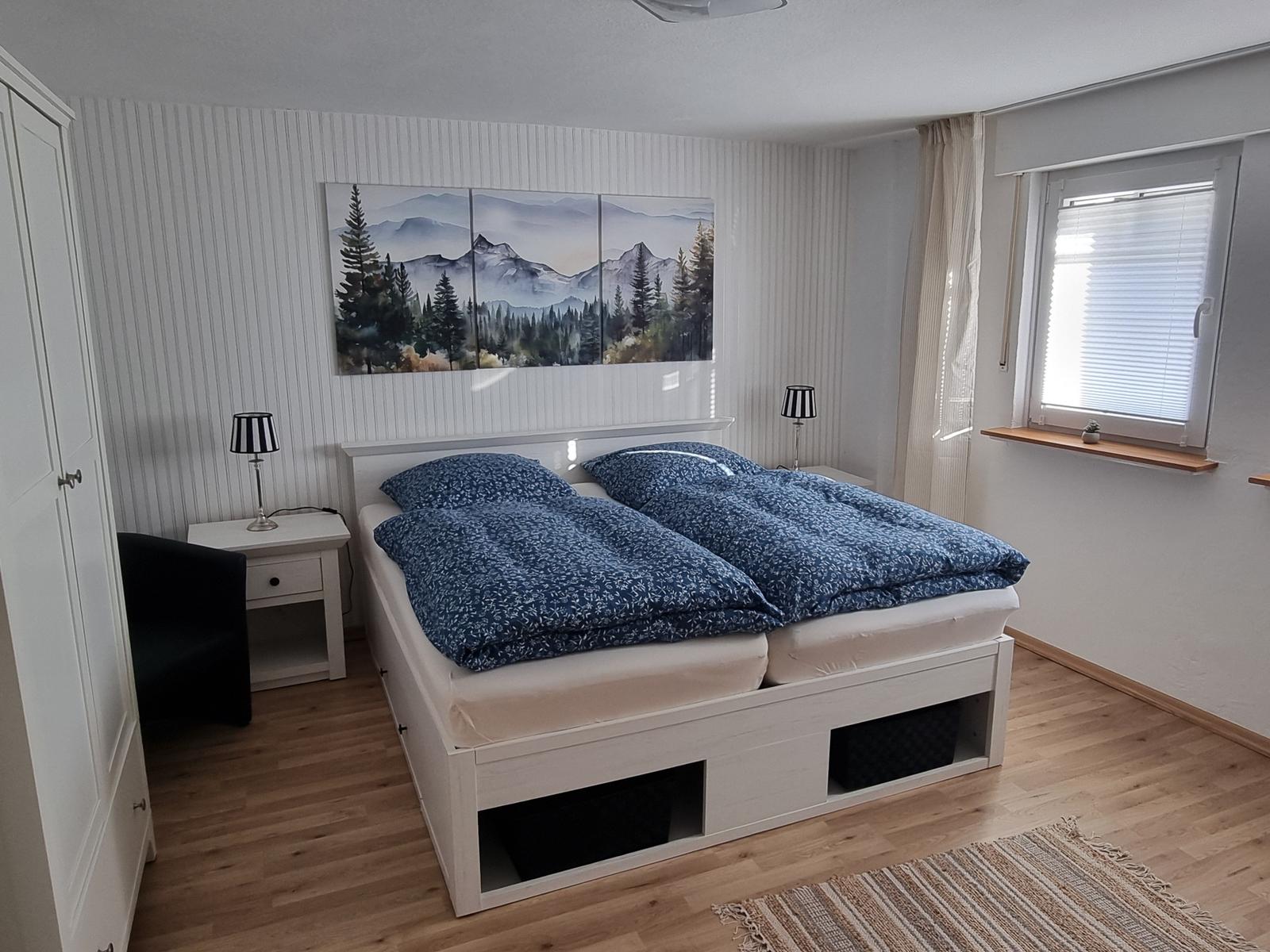Schlafzimmer mit Doppelbett