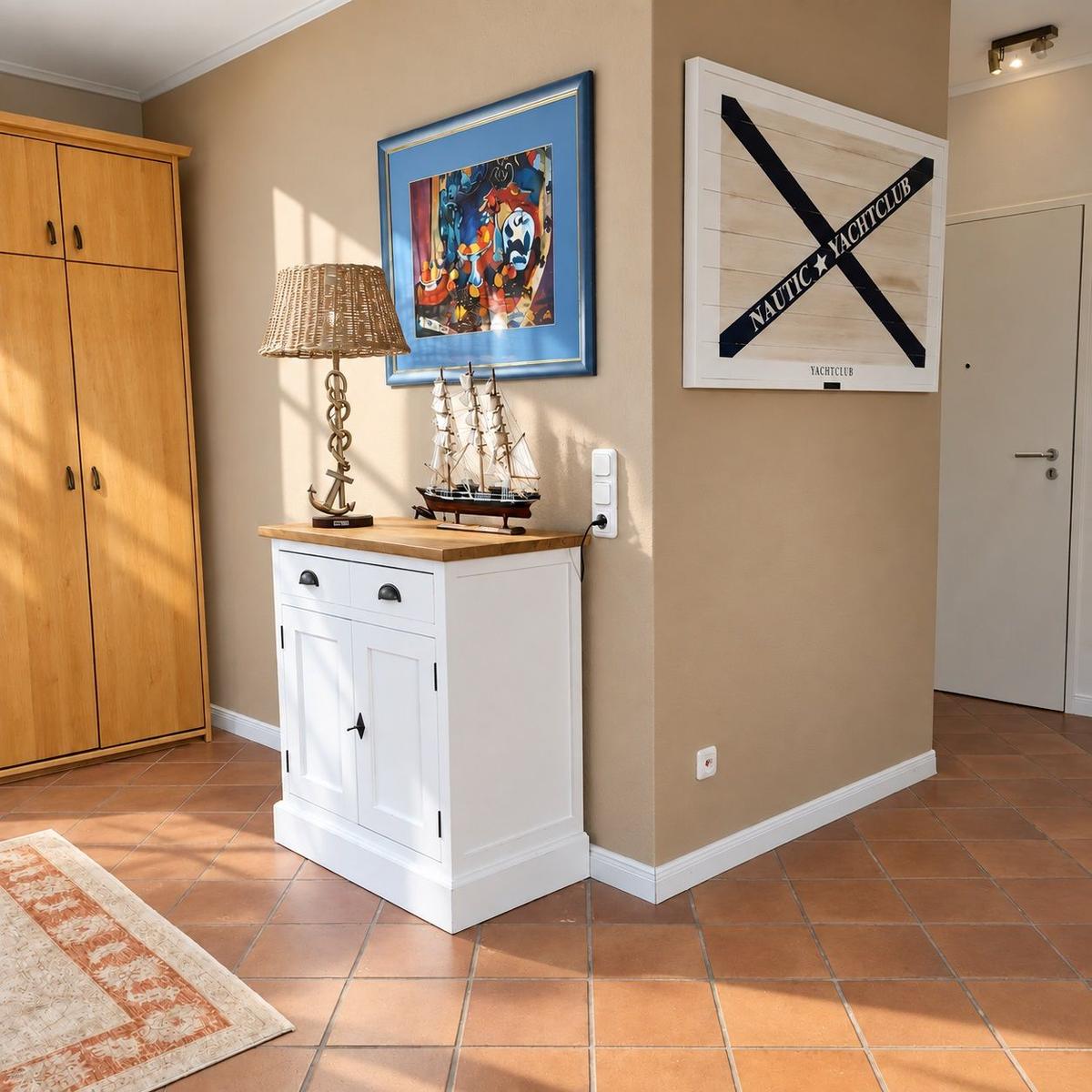 Küche mit Essbereich, Holztisch, Stühle und Schiffsposter an der Wand.