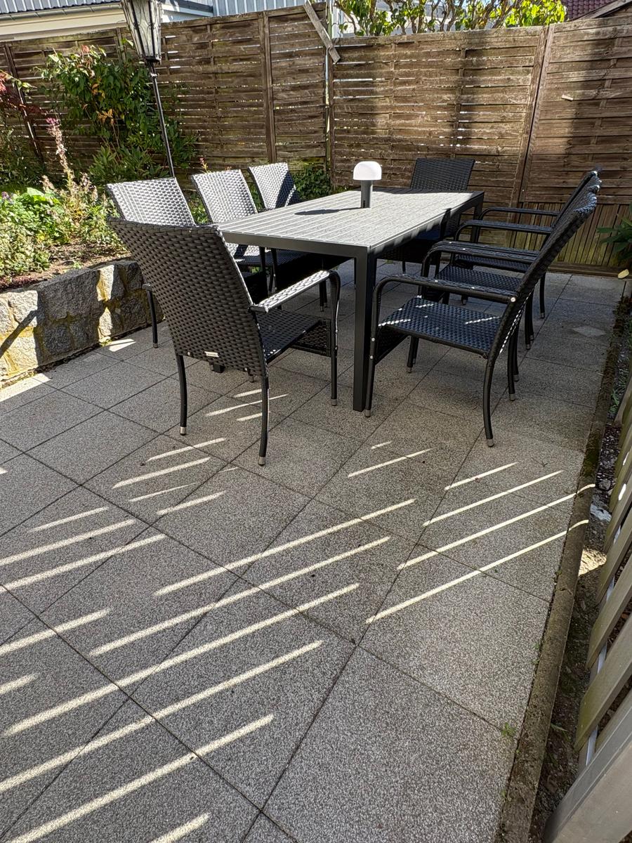 Terrasse mit Gartenmöbeln