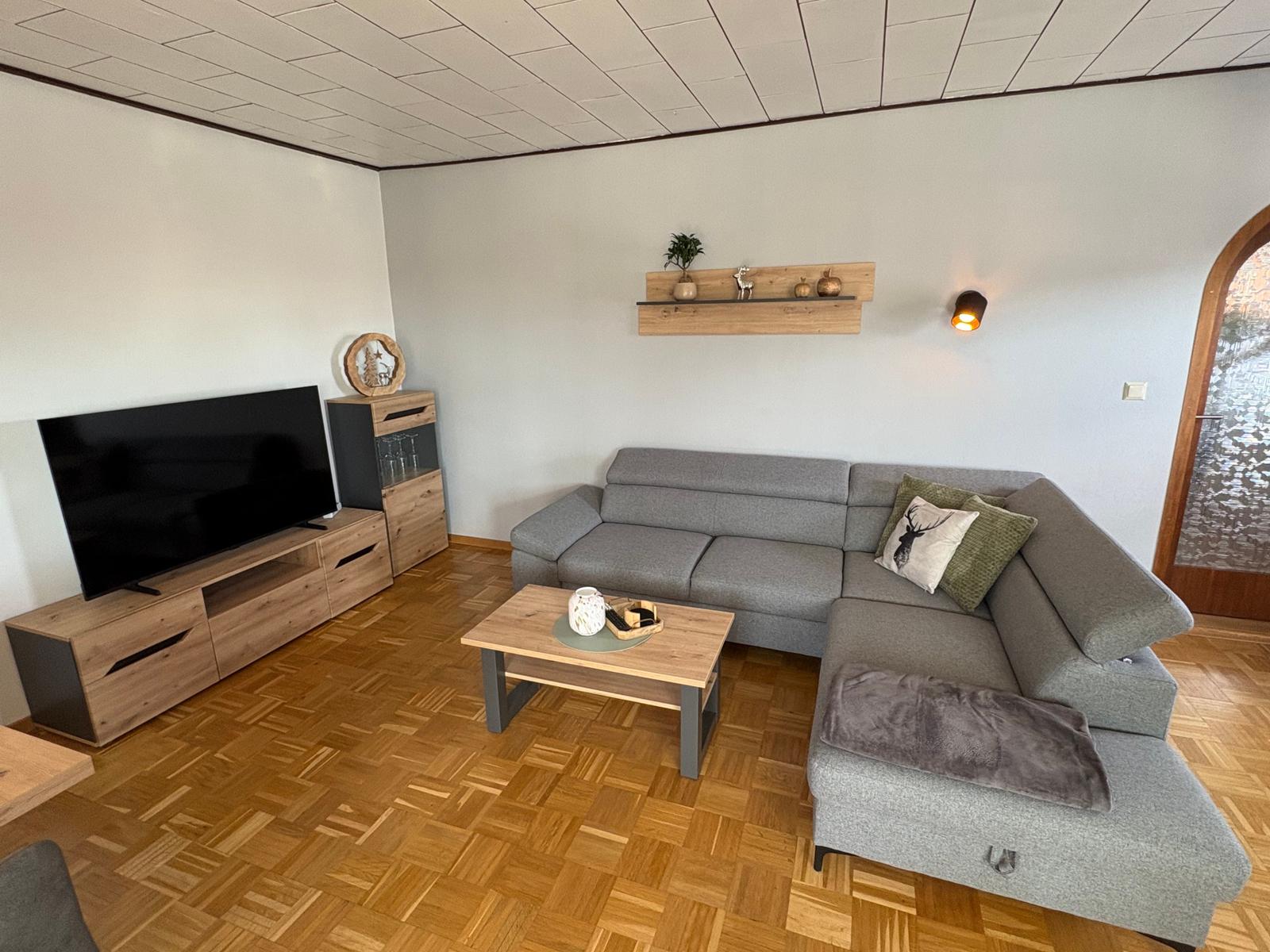 Wohnbereich mit Couch und Smart-TV