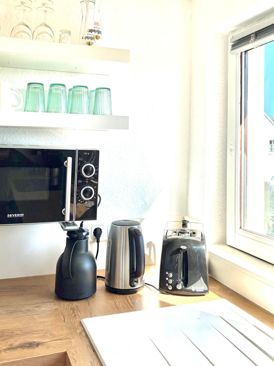 Küche mit Mikrowelle, Wasserkocher und Toaster