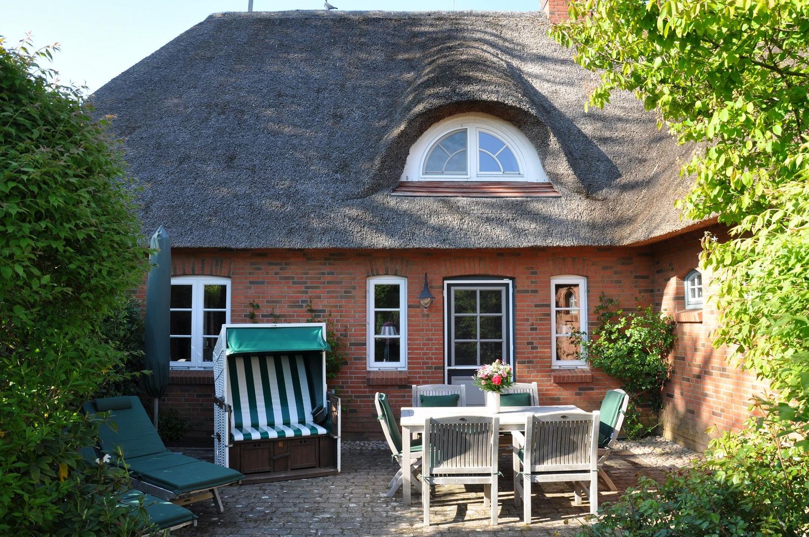 Sonnige und windgeschützte Terrasse mit Strandkorb