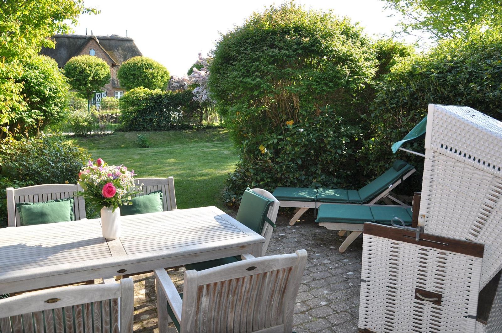 Blick von der Terrasse in den vorderen Gartenbereich