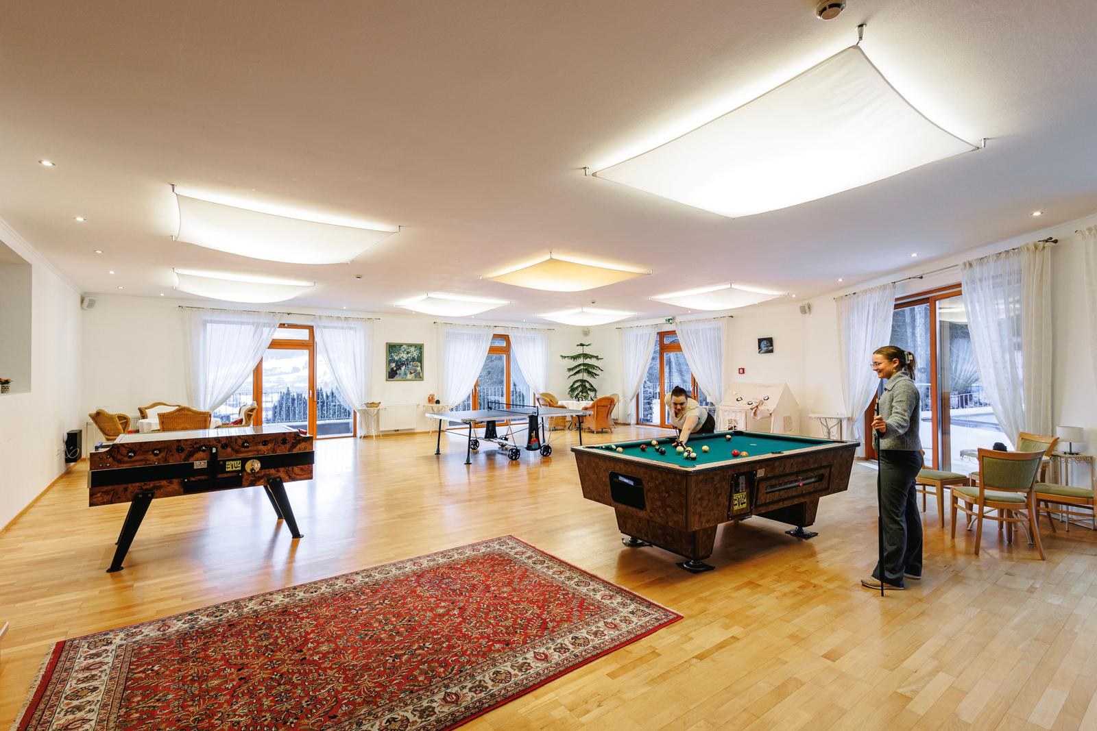 Das Spielezimmer für alle mit Billiard, Kicker und Tischtennis