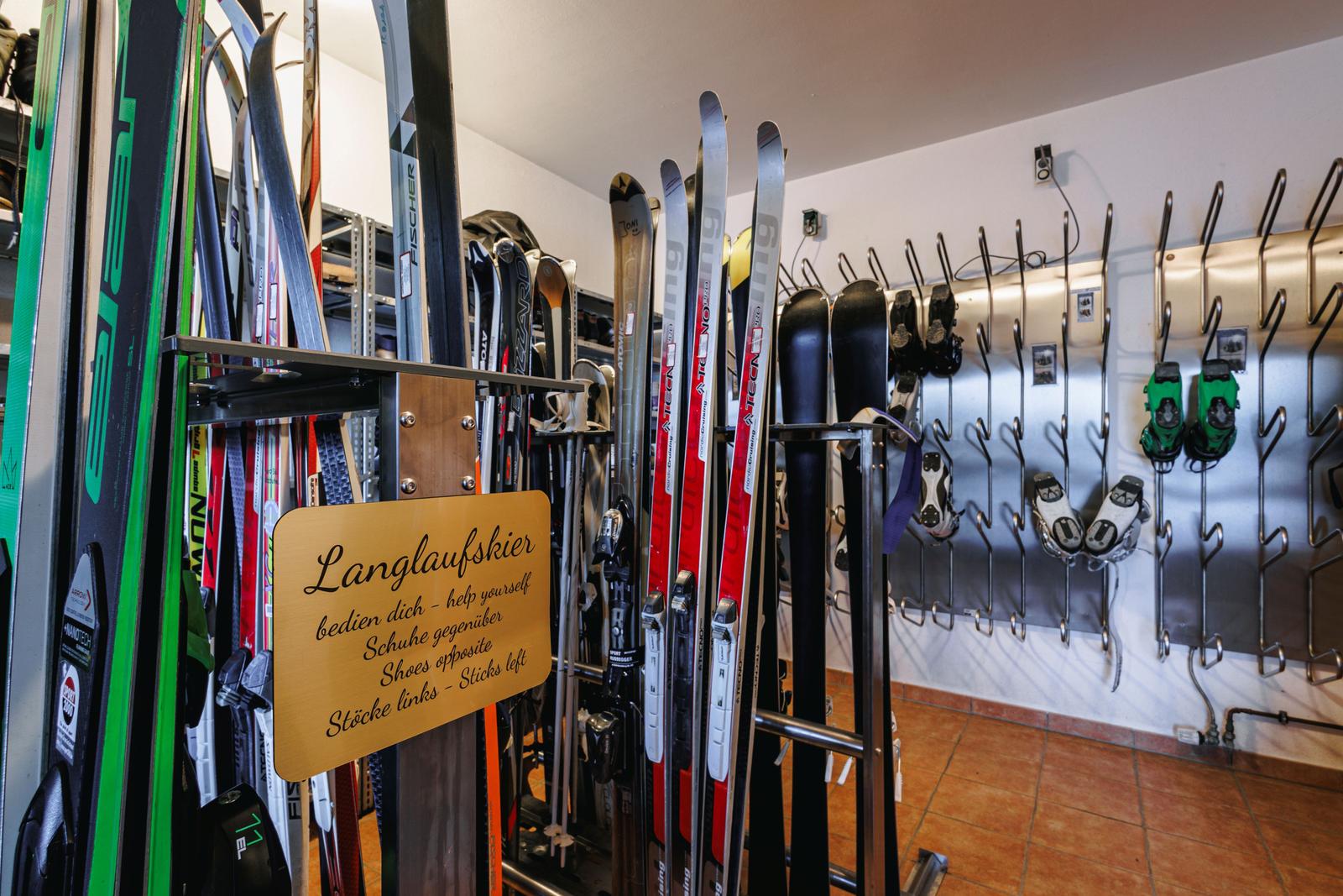 Langlaufskier, - schuhe, - stöcke und Schneeschuhe können Sie sich gerne gratis ausleihen