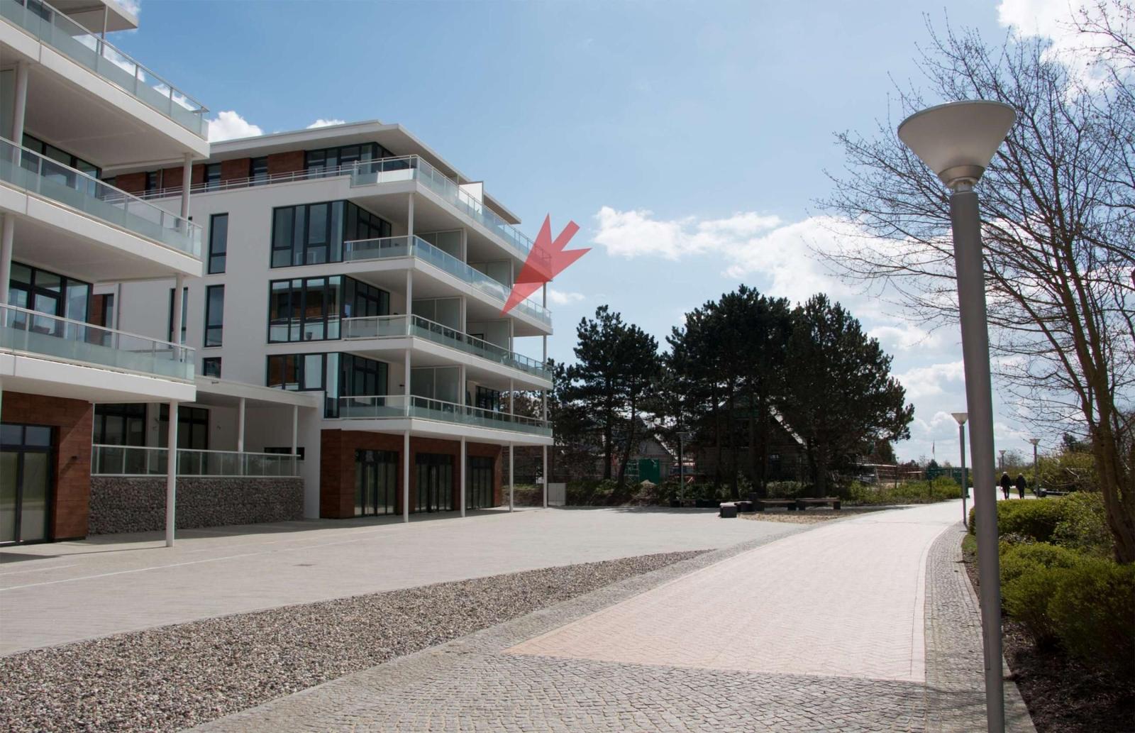 Modernes Ferienapartment in einer städtischen Umgebung mit Blick auf die Landschaft und das Meer.