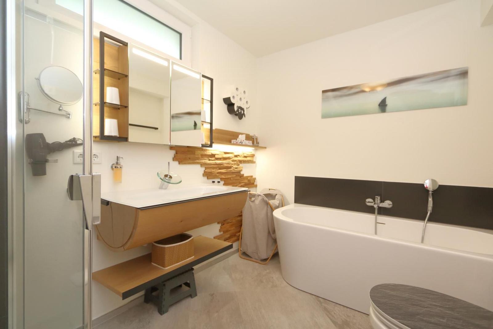 Bad mit Holzwaschtisch, Glaswaschbecken und Dusche
