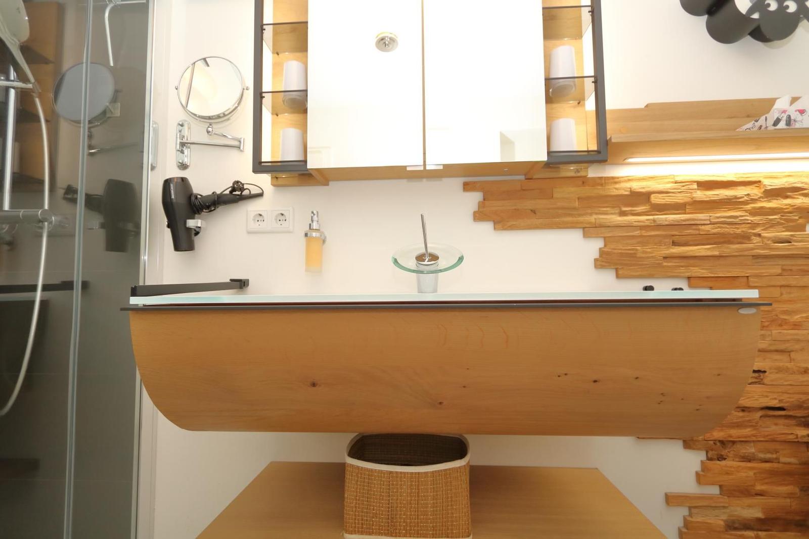 Schlafzimmer mit Bett, Kleiderschrank und Wandbild.