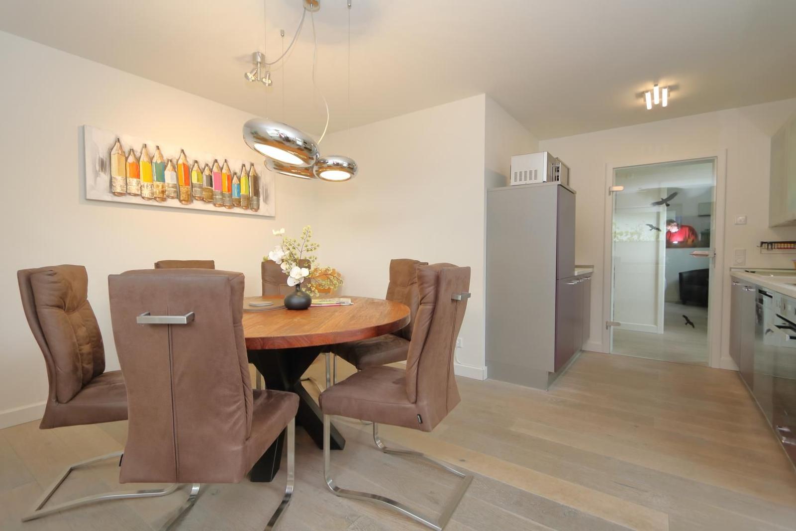 Moderne Küche mit Edelstahlgeräten und Glasfrontschrank
