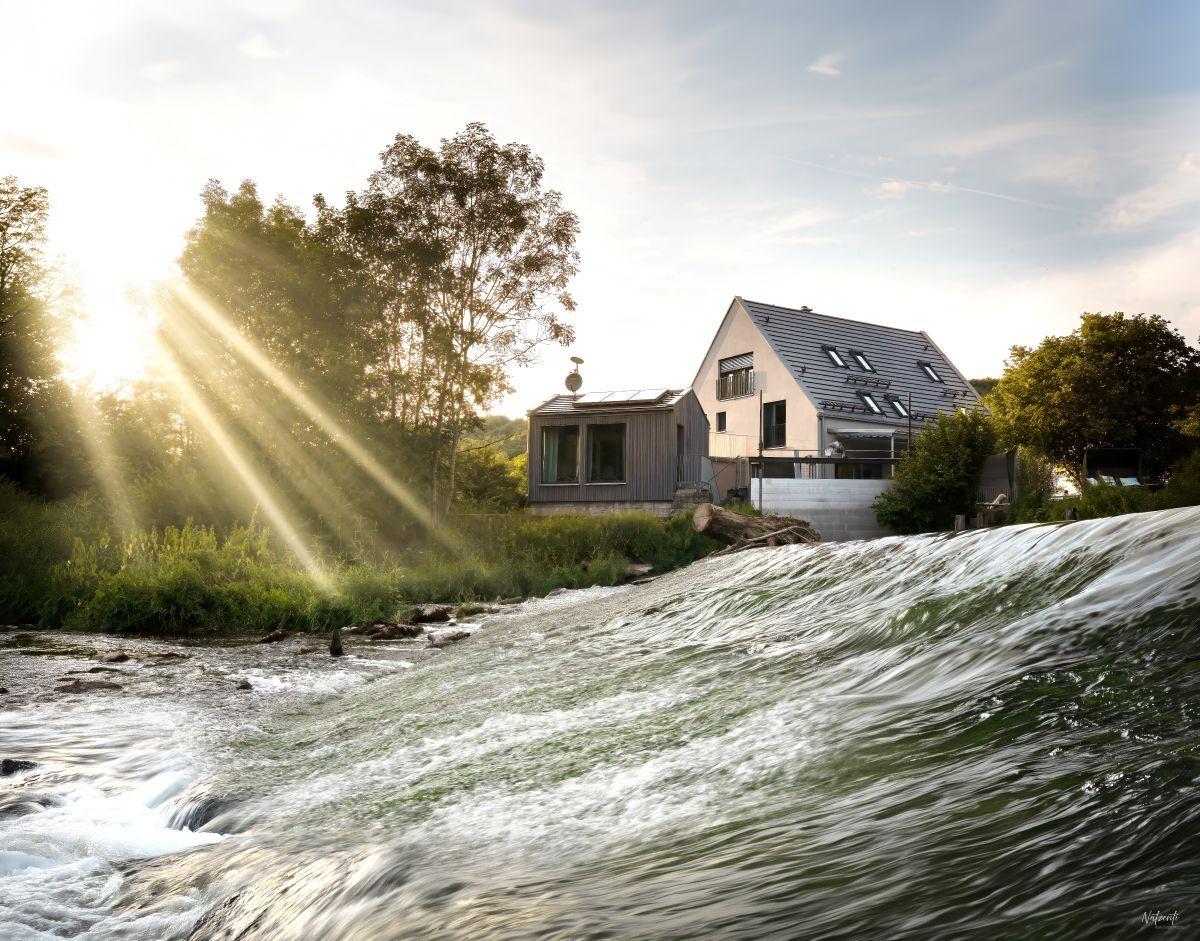 Küche mit Holz Arbeitsplatte, Fenster und moderner Geräteausstattung.