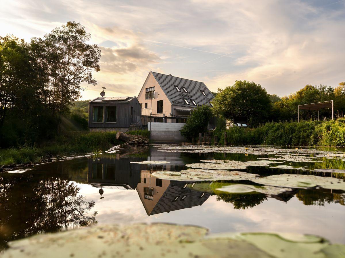 Baden in der Jagst mit Blick auf das Sauna-Haus