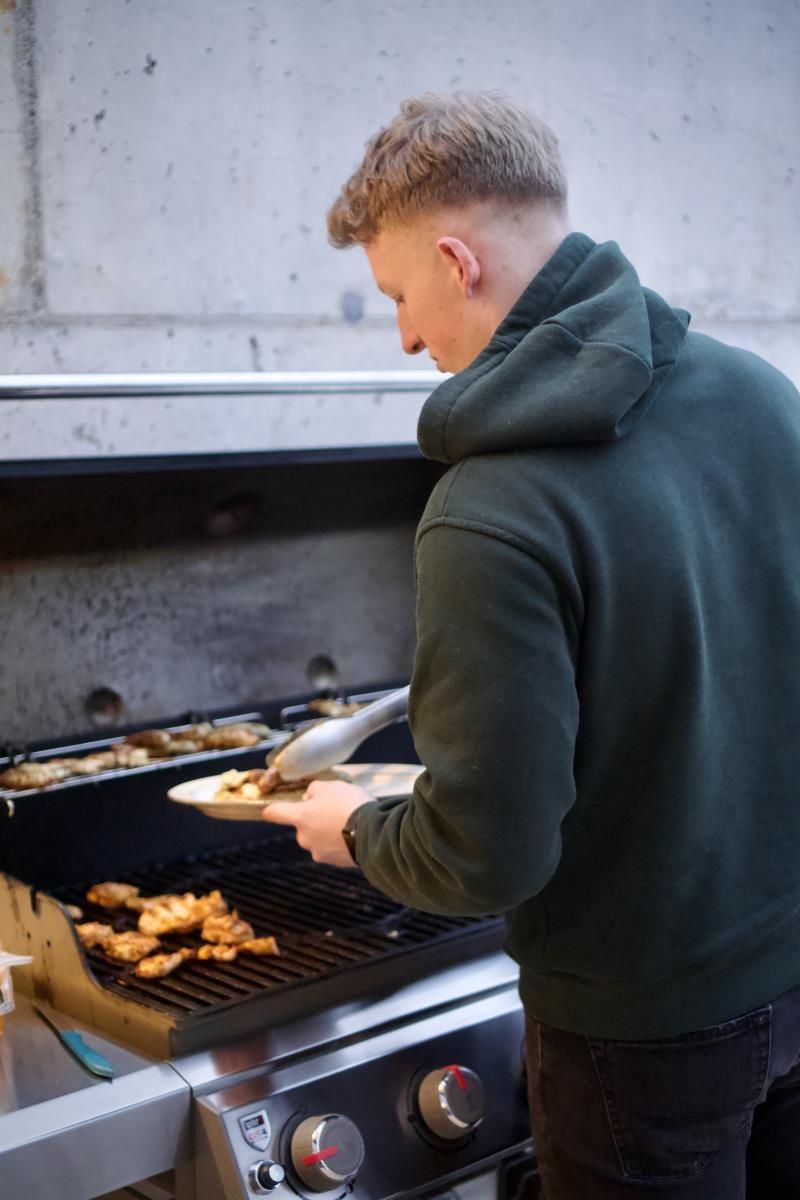 Draußen ganzjähriger Grillgenuss auf der überdachten Terrasse