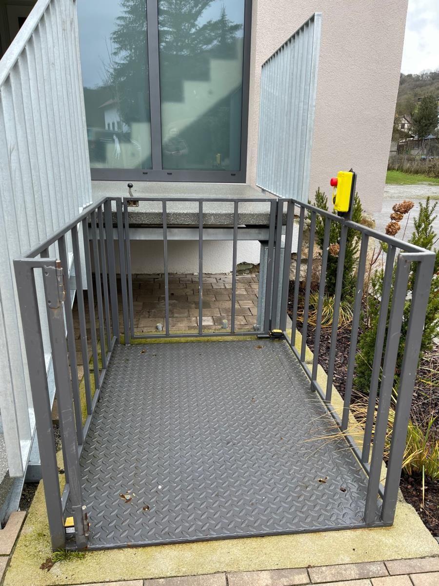 PLATTFORMLIFT zum Überwinden der Eingangstreppe