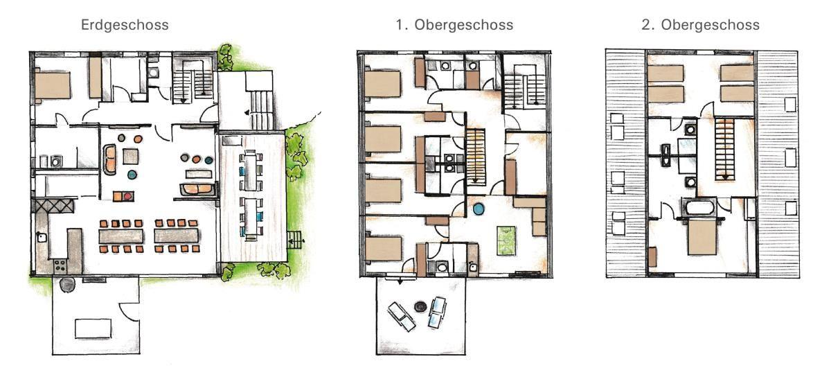Dreigeschossiges Haus mit Grundrissen für Erd- und Obergeschoss. Küche, Schlafzimmer und Bad sind eingezeichnet.