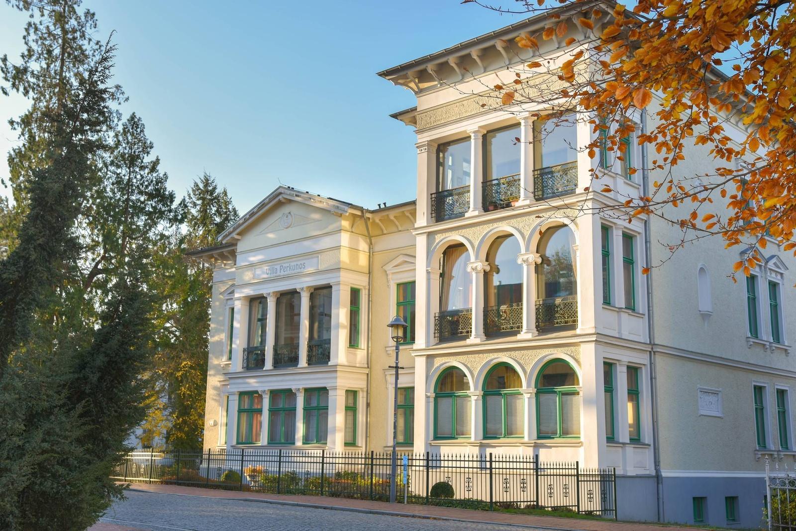 3-Zimmer-Apartment mit Küche, Wohnzimmer, Bad und Terrasse.
